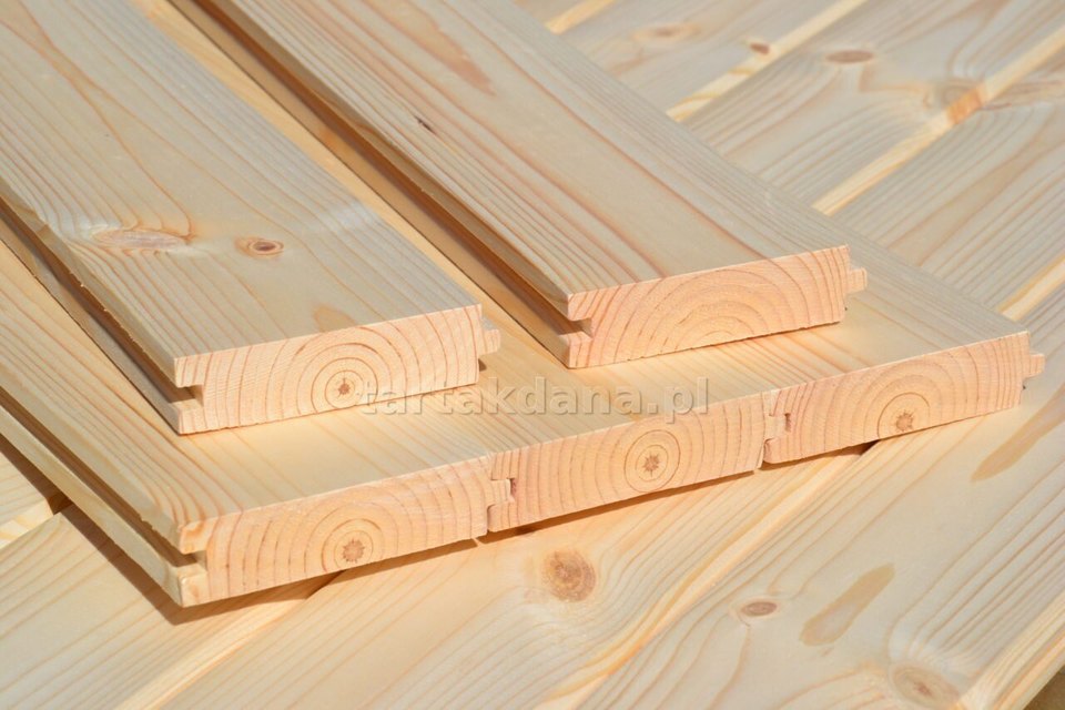 Deski podłogowe sosnowe we wnętrzu domu