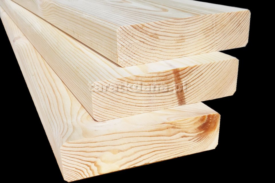 Drewniane deski tarasowe na przydomowym tarasie