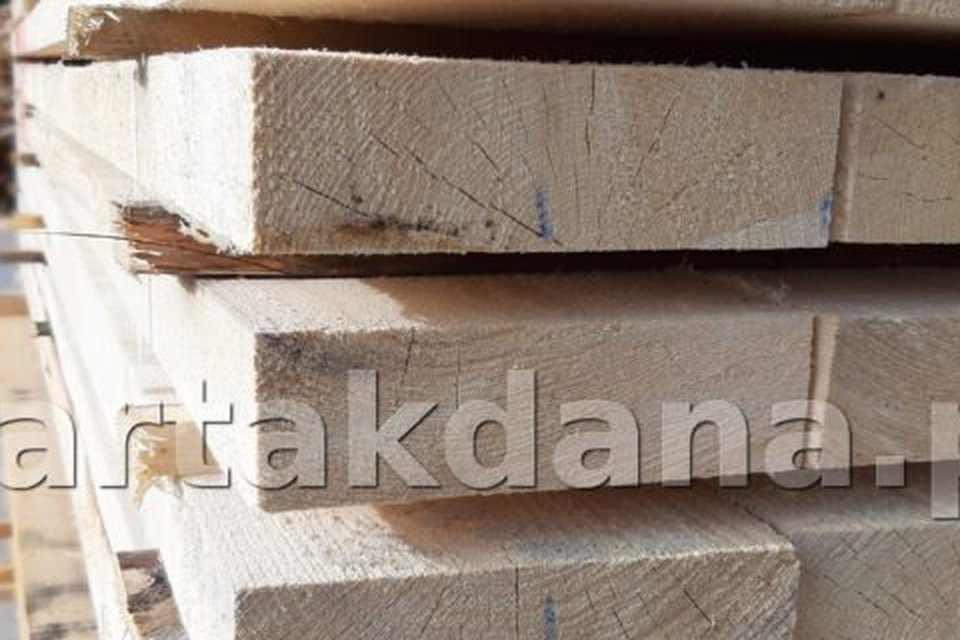 Składowisko drewna konstrukcyjnego na placu tartacznym